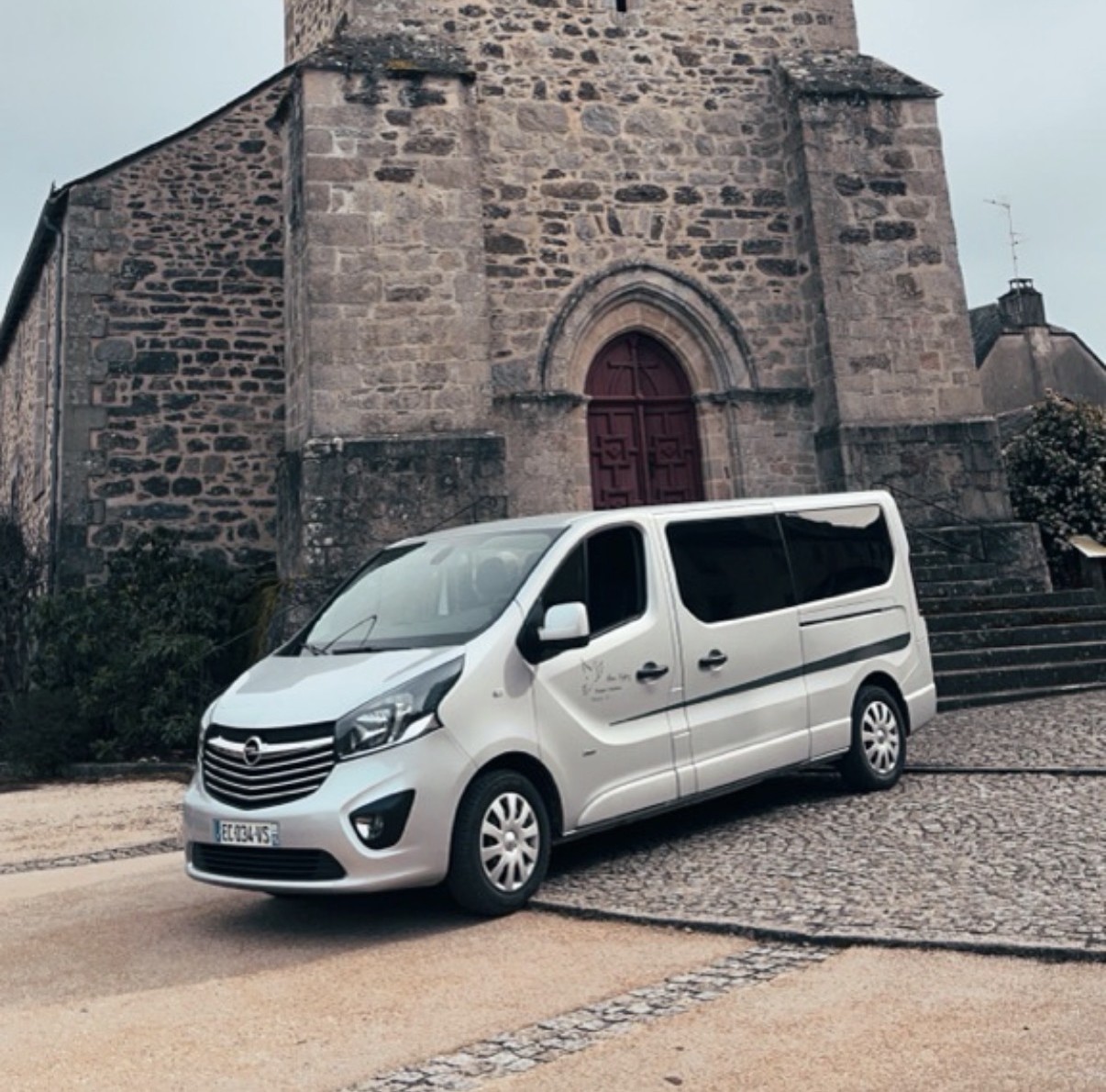 corbillard Pan Lopez devant une église