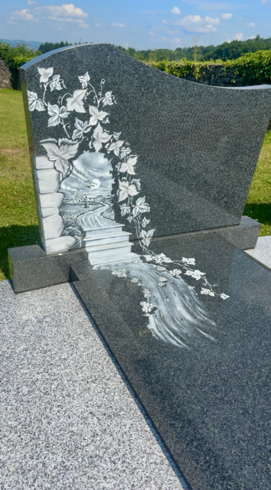 tombe en granit gris